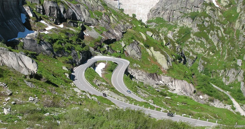 La trajectoire idéale : entrée extérieure, point de corde, sortie large